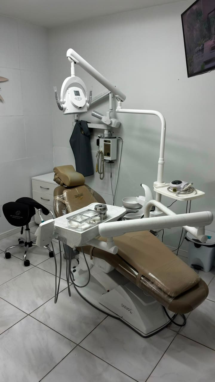 Cadeira e equipamentos do consultório odontológico